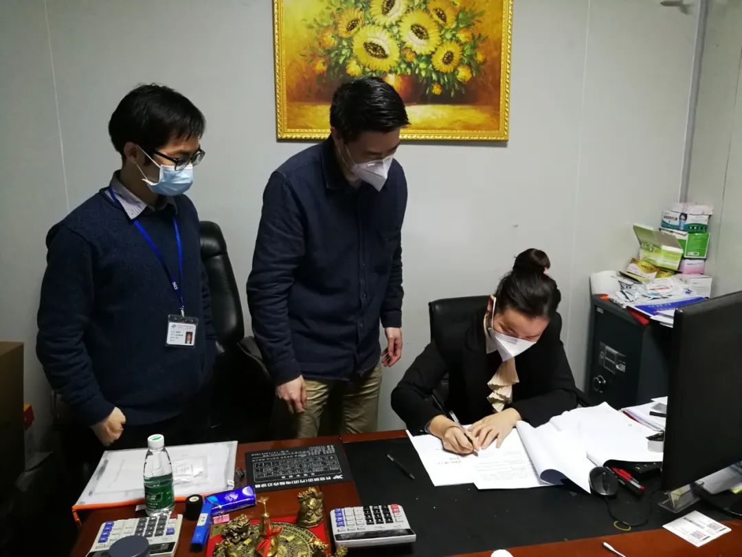 "我们要入党,这愿望从来没有像今天这样强烈!" 长安口罩厂老板夫妇说